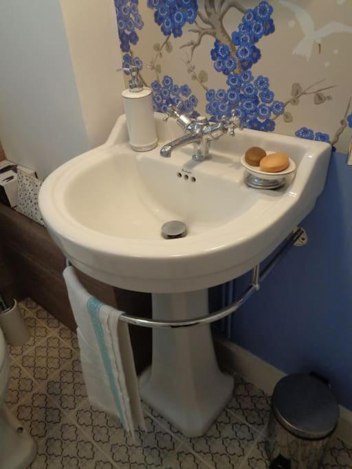 Charming English Style Studio Flat Лондон Экстерьер фото