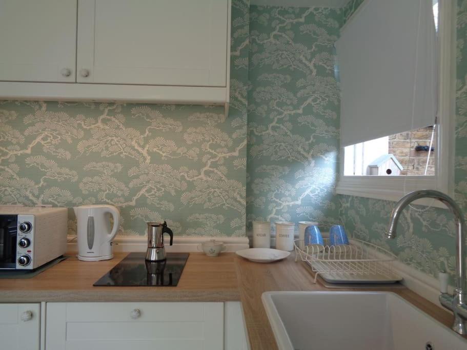 Charming English Style Studio Flat Лондон Экстерьер фото