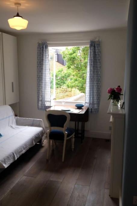 Charming English Style Studio Flat Лондон Экстерьер фото